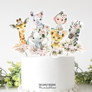 Puede incluir: Conjunto de seis toppers de pastel imprimibles con ilustraciones de acuarela de animales de safari, incluyendo una jirafa, un rinoceronte, un mono, un elefante, un león y una cebra. Cada animal lleva una corona floral y está rodeado de vegetación.