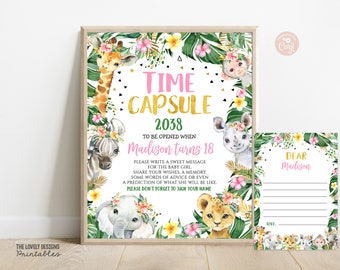 Könnte beinhalten: Ein druckbares Zeitkapsel-Schild mit Dschungel-Motiv. Das Schild hat ein rosafarbenes und goldenes Design mit dem Text "Time Capsule 2038" und Anweisungen, wann es geöffnet werden soll: Wenn Madison 18 Jahre alt wird. Das Schild ist mit Illustrationen von Tieren wie einer Giraffe, einem Zebra, einem Nashorn, einem Elefanten und einem Löwen verziert.