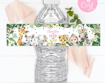 Puede incluir: Etiqueta de botella de agua con temática de la jungla. Presenta una jirafa, un rinoceronte, un elefante, un león, un mono y una cebra con diademas florales. El texto dice "Olivia Rose tiene cuatro años y siempre es salvaje".