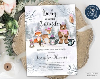 Op de afbeelding: Uitnodiging voor een babyshower met een winterbos thema. De uitnodiging heeft een aquarel illustratie van een vos, hert, beer, wasbeer en stinkdier die wintermutsen en sjaals dragen. De tekst luidt "Baby It's Cold Outside" en bevat de datum, tijd en locatie van de babyshower.