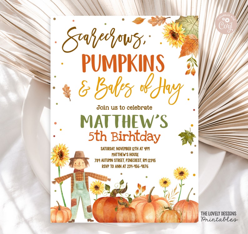 Pu&ograve; includere: Un invito stampabile per una festa di compleanno di 5 anni a tema autunnale. L'invito presenta uno spaventapasseri, zucche, girasoli e il testo "Scarecrows, Pumpkins & Bales of Hay. Join us to celebrate Matthew's 5th Birthday. Saturday, November 12th at 4PM. Matthew's House. 789 Autumn Street, Pinecrest, RM 12345. RSVP to Ann at 234-456-9876."