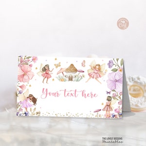 Może przedstawiać: Drukowana karta miejsca z uroczym motywem ogrodu wróżek. Karta ma białe tło z różowymi i fioletowymi kwiatami, motylami i wróżkami. Tekst "Your text here" jest napisany różowymi literami.