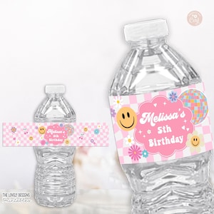 以下が含まれることがあります： スマイリー、ディスコボール、そして「Melissa's 5th Birthday」の文字が書かれたピンクと白のウォーターボトルラベルです。