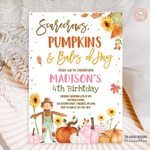 Op de afbeelding: Een printbare uitnodiging voor een 4e verjaardagsfeest met een herfstthema. De uitnodiging toont een vogelverschrikker, pompoenen en hooibalen. De tekst op de uitnodiging luidt: "Scarecrows, Pumpkins & Bales of Hay. Vier met ons Madisons 4e verjaardag. Zaterdag 12 november om 16:00 uur. Matthews huis. 789 Autumn Street, Pinecrest, RM 12345. RSVP aan Ann op 234-456-9876."