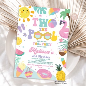 Puede incluir: Una invitación colorida para una fiesta en la piscina para celebrar el segundo cumpleaños de un niño. La invitación presenta un flamenco rosa, una pelota de playa, gafas de sol, una sandía, una piña, una dona y conos de helado. El texto de la invitación dice "Two the Pool Party to celebrate Melissa's 2nd Birthday".