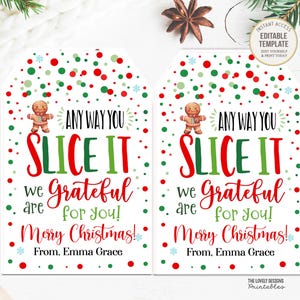 Puede incluir: Dos etiquetas de regalo de Navidad imprimibles con un fondo de confeti rojo y verde. Las etiquetas presentan una ilustración de un hombre de jengibre y el texto "De cualquier manera que lo cortes, estamos agradecidos por ti! ¡Feliz Navidad! De parte de Emma Grace."