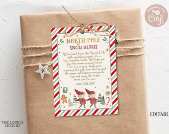 Puede incluir: Una etiqueta de regalo navideña con un borde a rayas rojo y verde, con el texto "North Pole Special Delivery". La etiqueta está atada a un regalo envuelto con hilo y un adorno de estrella. La etiqueta incluye un mensaje sobre bombas de chocolate caliente.