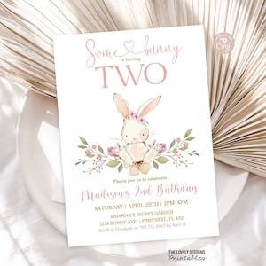 Bunny 2e verjaardagsuitnodiging Some Bunny is Turning Two uitnodiging roze bloemen lente konijn verjaardagsuitnodiging bewerkbaar DOWNLOAD SBF7