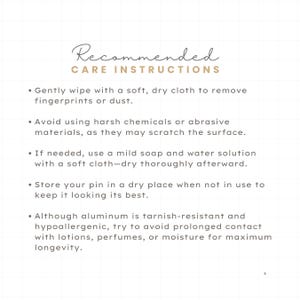 Puede incluir: Instrucciones de cuidado para un producto. Se recomienda limpiar suavemente el producto con un pa&ntilde;o suave y seco para eliminar las huellas dactilares o el polvo. Evite el uso de productos qu&iacute;micos agresivos o materiales abrasivos, ya que pueden rayar la superficie. Si es necesario, use un jab&oacute;n suave y agua con un pa&ntilde;o suave y seque completamente despu&eacute;s. Guarde el producto en un lugar seco cuando no est&eacute; en uso para mantenerlo en &oacute;ptimas condiciones. Aunque el aluminio es resistente al deslustre y hipoalerg&eacute;nico, trate de evitar el contacto prolongado con lociones, perfumes o humedad para una m&aacute;xima longevidad.