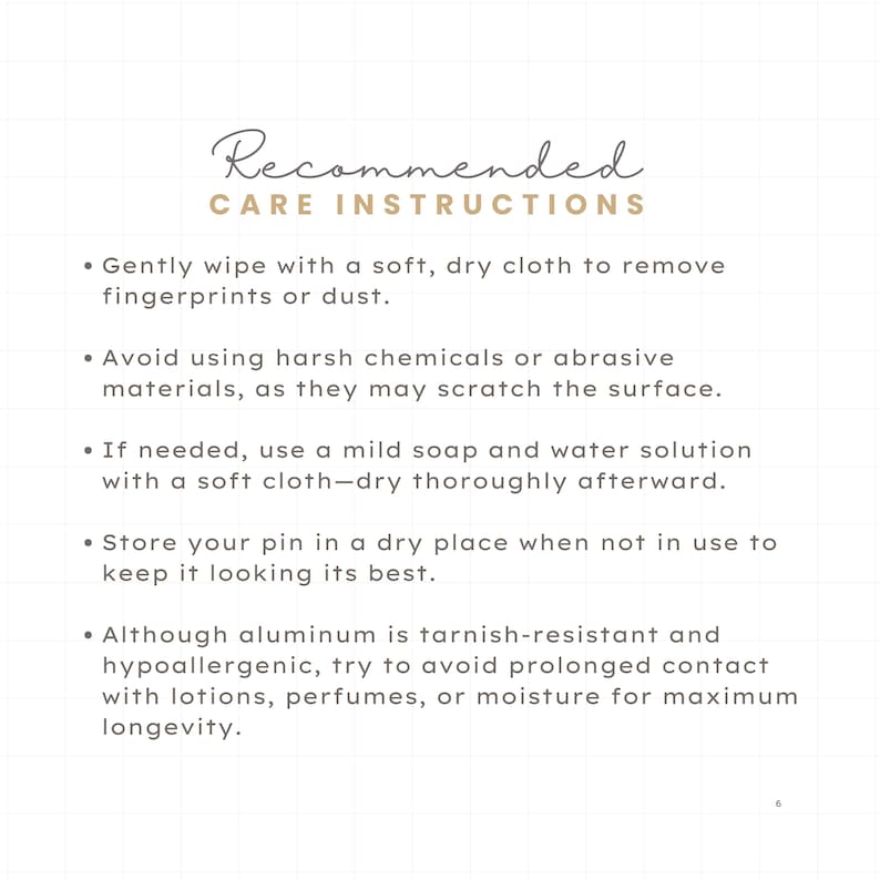 Puede incluir: Instrucciones de cuidado para un producto. Se recomienda limpiar suavemente el producto con un pa&ntilde;o suave y seco para eliminar las huellas dactilares o el polvo. Evite el uso de productos qu&iacute;micos agresivos o materiales abrasivos, ya que pueden rayar la superficie. Si es necesario, use un jab&oacute;n suave y agua con un pa&ntilde;o suave y seque completamente despu&eacute;s. Guarde el producto en un lugar seco cuando no est&eacute; en uso para mantenerlo en &oacute;ptimas condiciones. Aunque el aluminio es resistente al deslustre y hipoalerg&eacute;nico, trate de evitar el contacto prolongado con lociones, perfumes o humedad para una m&aacute;xima longevidad.