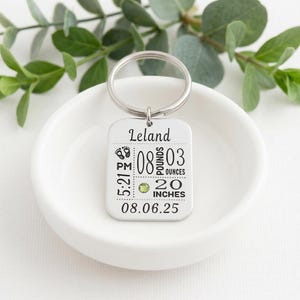 Regalo para mamá primeriza: llavero personalizado con estadísticas del bebé y piedra de nacimiento incrustada. imagen 11