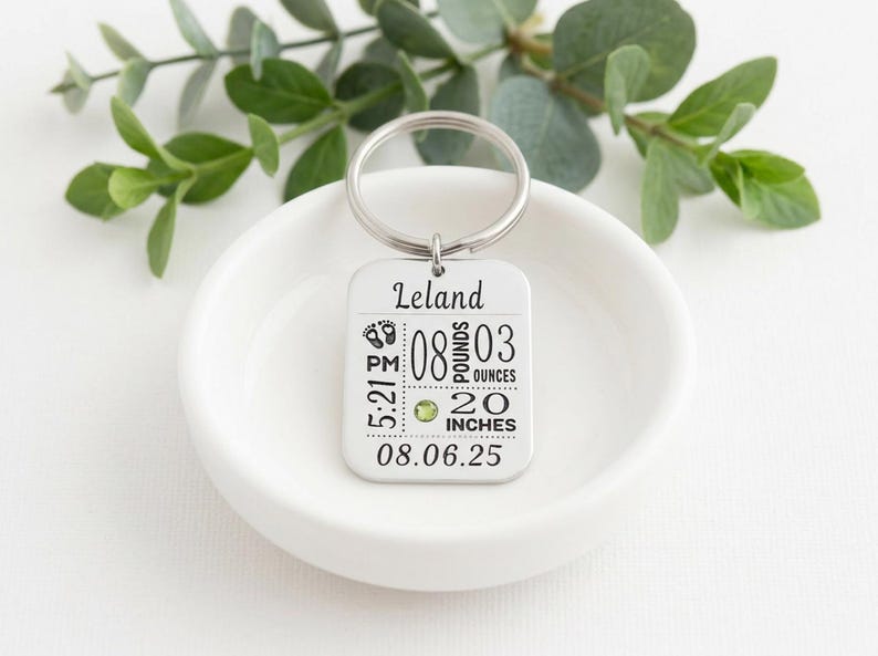 Regalo para mamá primeriza: llavero personalizado con estadísticas del bebé y piedra de nacimiento incrustada. imagen 11