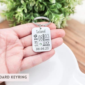 Regalo para mamá primeriza: llavero personalizado con estadísticas del bebé y piedra de nacimiento incrustada. Standard Keyring