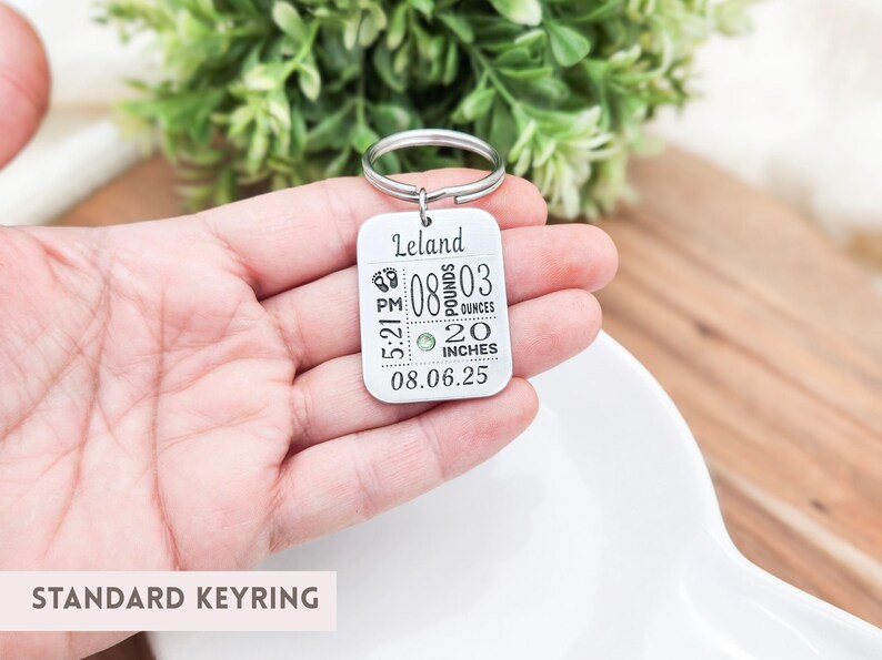 Regalo para mamá primeriza: llavero personalizado con estadísticas del bebé y piedra de nacimiento incrustada. Standard Keyring