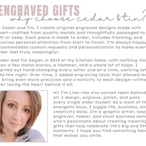 K&ouml;nnte beinhalten: Das Bild zeigt den Text "ENGRAVED GIFTS" und "why choose cedar & tin?" zusammen mit beschreibendem Text &uuml;ber das Unternehmen. Ein Foto einer Frau ist ebenfalls enthalten. Der Text beschreibt die Erstellung von Gravurdesigns und die Anf&auml;nge des Unternehmens.