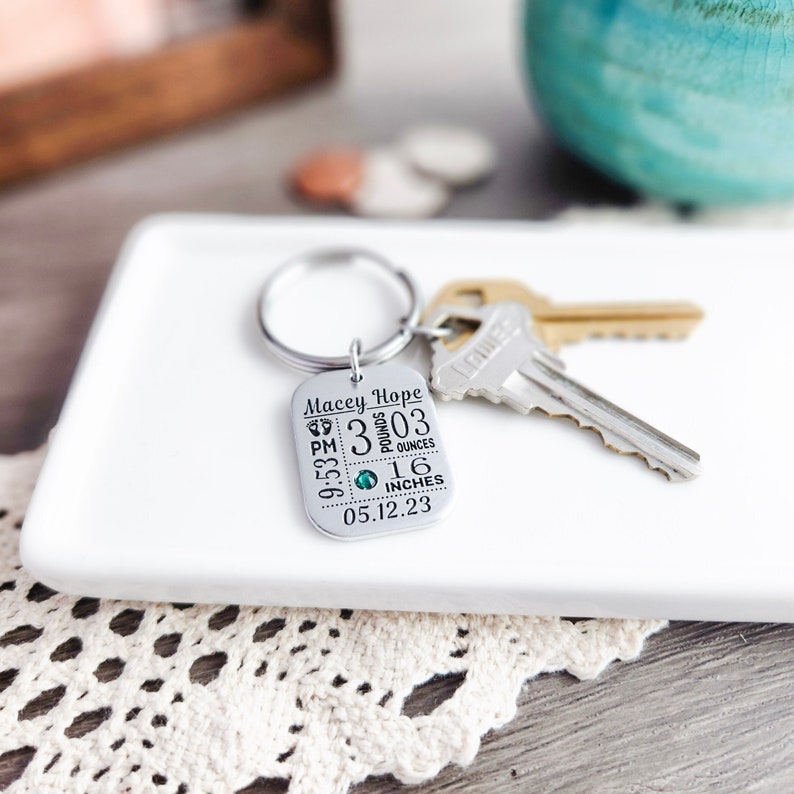 Regalo para mamá primeriza: llavero personalizado con estadísticas del bebé y piedra de nacimiento incrustada. imagen 6
