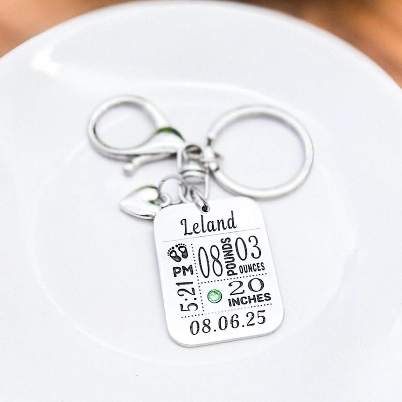 Regalo para mamá primeriza: llavero personalizado con estadísticas del bebé y piedra de nacimiento incrustada. imagen 1