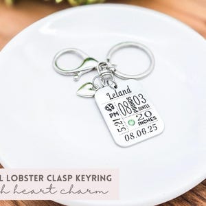 Regalo para mamá primeriza: llavero personalizado con estadísticas del bebé y piedra de nacimiento incrustada. Swivel Keyring+Heart