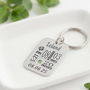 Regalo para mamá primeriza: llavero personalizado con estadísticas del bebé y piedra de nacimiento incrustada. imagen 10