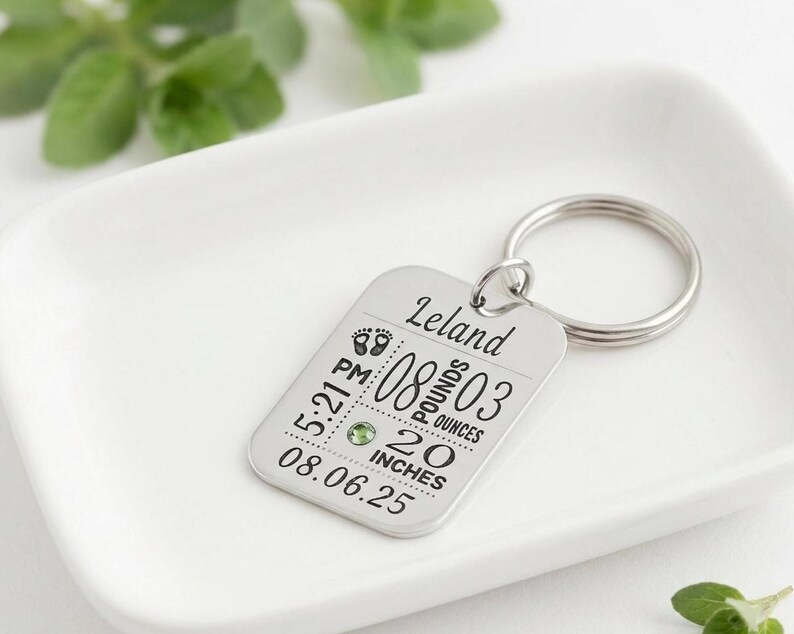 Regalo para mamá primeriza: llavero personalizado con estadísticas del bebé y piedra de nacimiento incrustada. imagen 10