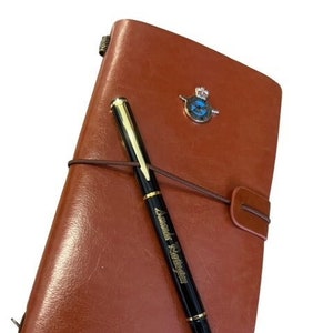 RAF Leather Journal Notebook Tagebuch und gravierter Tintenroller Luxus Geschenkset Geschenke für Royal Air Force Militär Goldwappen Personalisiert