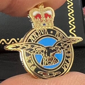 RAF Gold Anstecknadel 24k plattiertes Wappen der königlichen Luftwaffe Luxusgehäuse Militärflugzeug-Jackenabzeichen eingraviertes dekoratives Geschenk das herausgeht