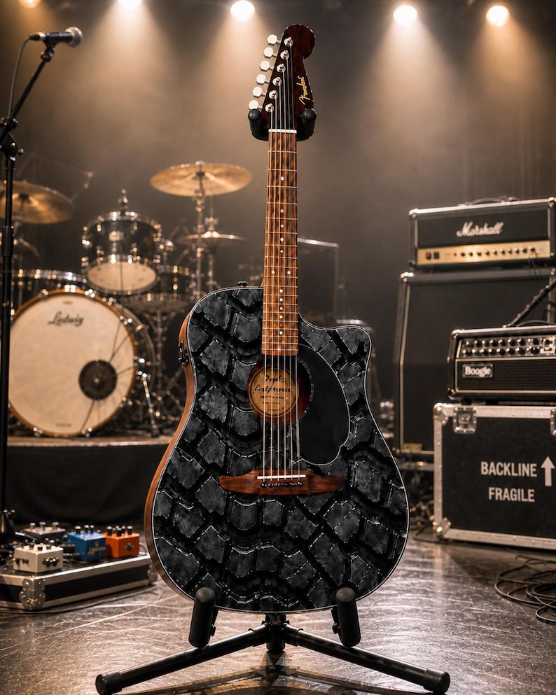 K&ouml;nnte beinhalten: Eine akustisch-elektrische Gitarre mit einem einzigartigen schwarzen Reifenprofil-Design auf dem Korpus, ausgestellt auf einem schwarzen St&auml;nder. Die Gitarre hat einen braunen Hals und Kopfplatte, mit dem Fender-Logo. B&uuml;hnenbeleuchtung beleuchtet das Instrument.