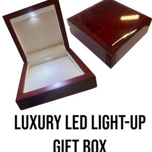 Caja de regalo de madera vacía con luz LED pulida para reloj de bolsillo, collar, pulsera y regalo de padrino. Embalaje de regalo de lujo.