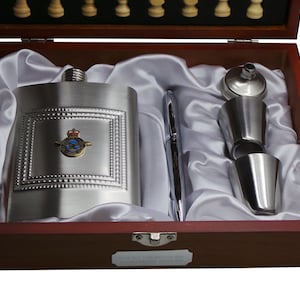 Personalisierte RAF Flachmann Pen Schach Schnapsgläser Set Gravierte Geschenkbox aus Holz Stahl Silber Metall Abzeichen Militär Royal Air Force Geschenke