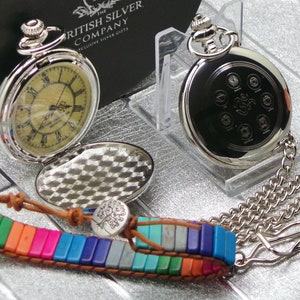 Reloj de bolsillo con pulsera de chakras curativos en caja de lujo. Cadena y cazador completos. Figura con símbolos de meditación grabados. Regalos de fe para meditación de yoga.