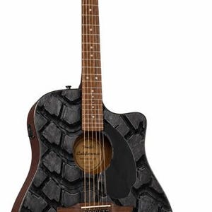 K&ouml;nnte beinhalten: Akustikgitarre mit einem einzigartigen Reifenprofil-Design auf dem Korpus. Die Gitarre hat einen braunen Hals und Kopfplatte mit silbernen Stimmwirbeln. Das Fender California Serienlogo ist sichtbar.