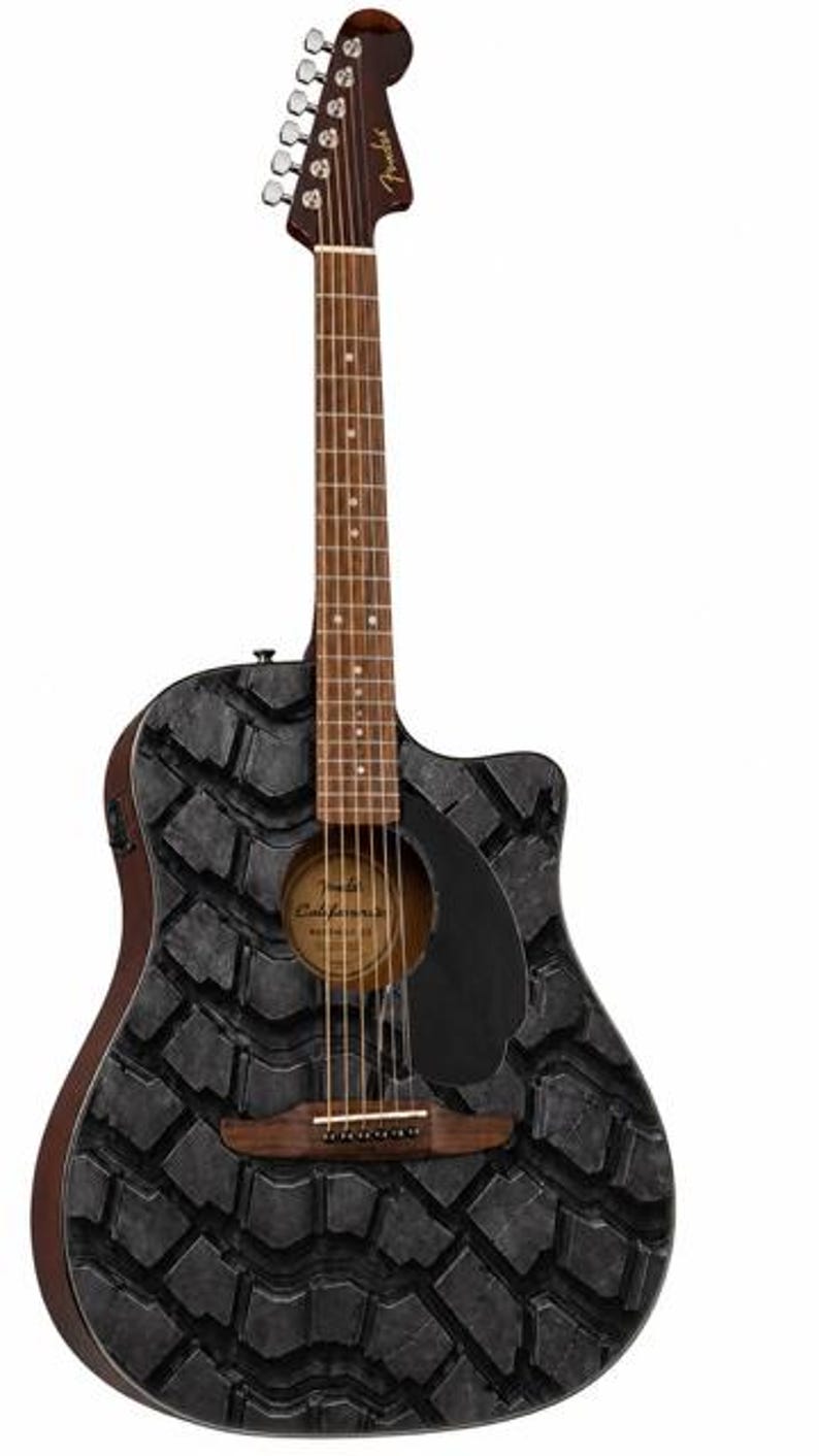 K&ouml;nnte beinhalten: Akustikgitarre mit einem einzigartigen Reifenprofil-Design auf dem Korpus. Die Gitarre hat einen braunen Hals und Kopfplatte mit silbernen Stimmwirbeln. Das Fender California Serienlogo ist sichtbar.