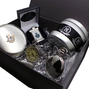 RAF Personalisierter Geschenkkorb Taschenuhr Flachmann Schlüsselanhänger Schlüsselanhänger Royal Air Force Engraved Collection Crested Badge Set Britisches Militär