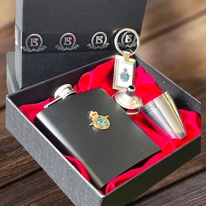 RAF Flachmann 7-teiliges Geschenkset mit Gold Emblem Stahlbecher Trichter Silber Schlüsselring Lux Geschenkbox für die Weitergabe von Geschenken der Royal Air Force