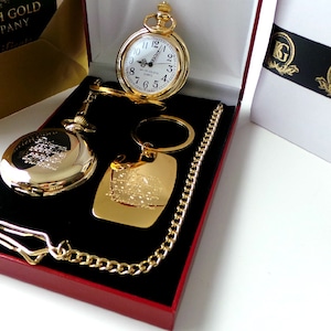 Serenity Prayer 24-karaats goud beklede full Hunter zakhorloge en sleutelhanger sleutelhanger cadeauset in metalen behuizing met aangepaste gravure AA NA GA 12 stappen