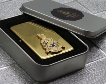 Royal Marines gepersonaliseerde gegraveerde sigarettenaansteker goud met op maat gemaakte Crest-badge in metalen geschenkdoos Militaire geschenken RM Royal Navy