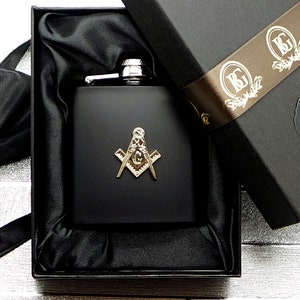 Frasco de cadera masónico, licor, whisky, licores, caja de regalo, negro mate, dorado, metal, escudo, regalos de lujo, cualquier logia, hermandad, masones, regalo masónico