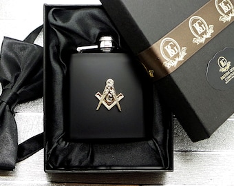 Frasco de cadera masónico, licor, whisky, licores, caja de regalo, negro mate, dorado, metal, escudo, regalos de lujo, cualquier logia, hermandad, masones, regalo masónico