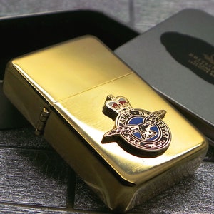 RAF personalisierte gravierte Zigarettenanzünder Gold mit speziell angefertigte britische Wappen Abzeichen in Metall Geschenkbox Royal Air Force Militär Geschenke