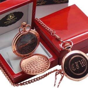 Reloj de bolsillo personalizado con monograma chapado en oro rosa de 18 quilates en caja de regalo de madera de lujo con certificado para padrinos de boda.