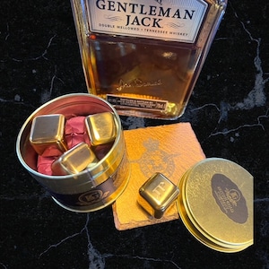 RAF Personalisierte Gold Eiswürfel und Schiefer Untersetzer 5-teiliges Geschenkset Gravierte Whiskysteine Magische Getränke Royal Air Force Geschenke Metallgehäuse