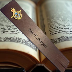RAF Personalisierte Echt Leder Lesezeichen mit 24 Karat Gold plattierte Royal Air Force Crest Militär gravierte Lesezeichen Handgefertigte Militärgeschenke
