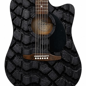 K&ouml;nnte beinhalten: Akustikgitarre mit einem einzigartigen schwarzen Reifenprofil-Design. Die Gitarre hat einen dunkelbraunen Steg, ein schwarzes Schlagbrett und ein Schallloch. Das Fender California-Logo ist auf dem Schallloch zu sehen. Die Gitarre hat sechs Saiten und wei&szlig;e Stimmwirbel.