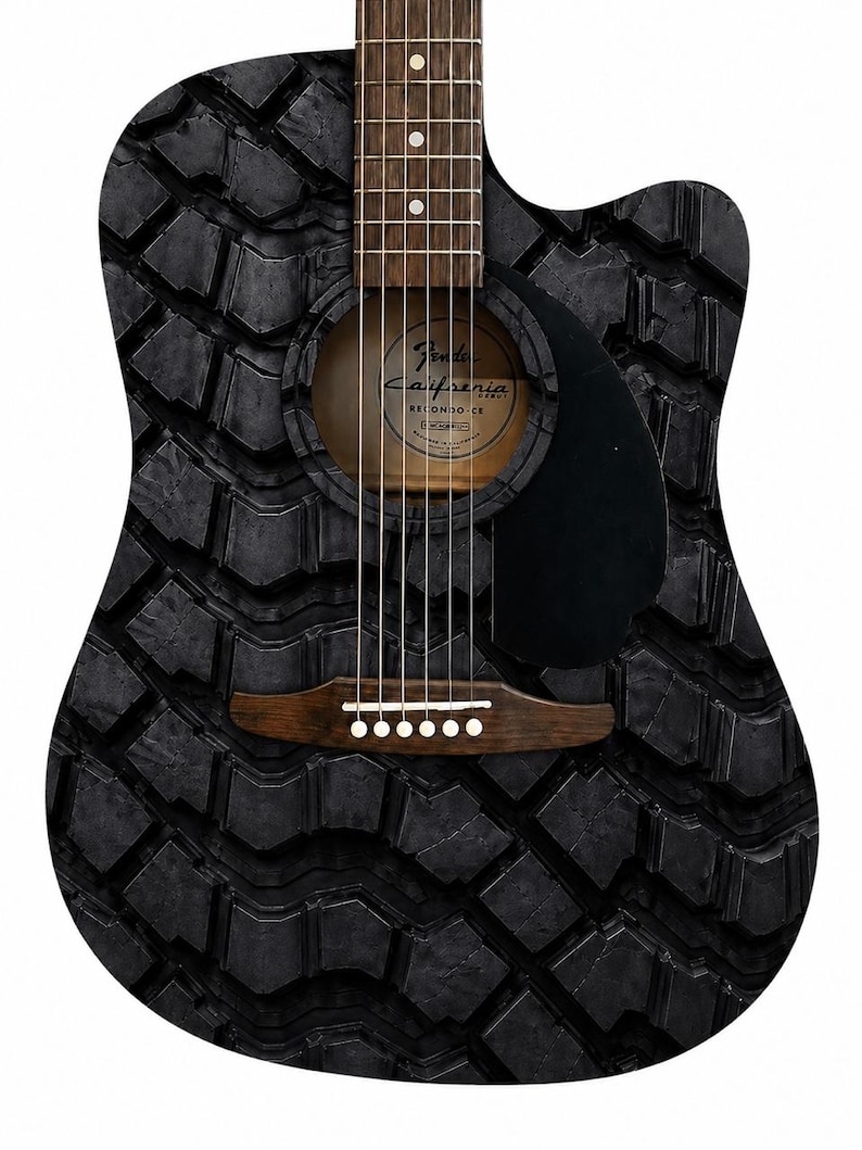 K&ouml;nnte beinhalten: Akustikgitarre mit einem einzigartigen schwarzen Reifenprofil-Design. Die Gitarre hat einen dunkelbraunen Steg, ein schwarzes Schlagbrett und ein Schallloch. Das Fender California-Logo ist auf dem Schallloch zu sehen. Die Gitarre hat sechs Saiten und wei&szlig;e Stimmwirbel.