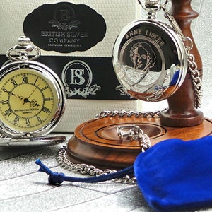 Reloj de bolsillo Anne Lister, retrato artístico personalizado y soporte de exhibición de madera de escritorio, juego de regalo, diario grabado de Gentleman Jack, amor gay y lésbico.