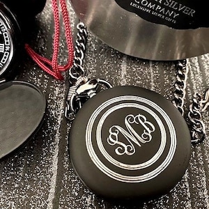 Zakhorloge met monogram zwart aangepaste gegraveerd monogram luxe cadeau geval bruiloft bruidegom bruidsjonkers horloges verjaardag verjaardag verlaten minnaar