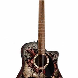 Puede incluir: Guitarra ac&uacute;stica con dise&ntilde;o de calavera. La guitarra tiene m&aacute;stil y clavijero marrones, y un gr&aacute;fico detallado de calavera en el cuerpo. La calavera est&aacute; sobre un fondo agrietado y texturizado con acentos rojos.