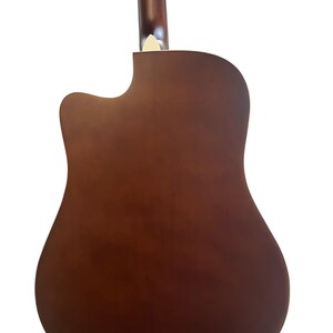 Puede incluir: Parte trasera de guitarra ac&uacute;stica con acabado marr&oacute;n oscuro. El cuerpo de la guitarra tiene forma redondeada con corte, y el m&aacute;stil es de un tono marr&oacute;n m&aacute;s oscuro. El clavijero es visible en la parte superior.