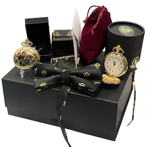 Cesta de regalo masónica con reloj de bolsillo dorado grabado personalizado, pin de solapa, pajarita y expositor. Regalos masónicos personalizados.