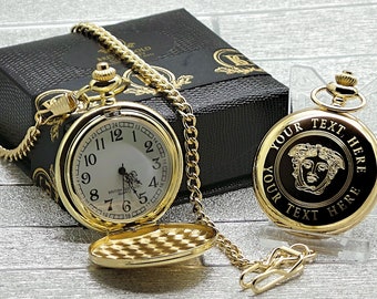 Reloj de bolsillo dorado con cabeza de Medusa y cadena en caja de regalo de lujo. Grabado gratuito. Nombre personalizado grabado con monograma. Diseño de mitología griega.